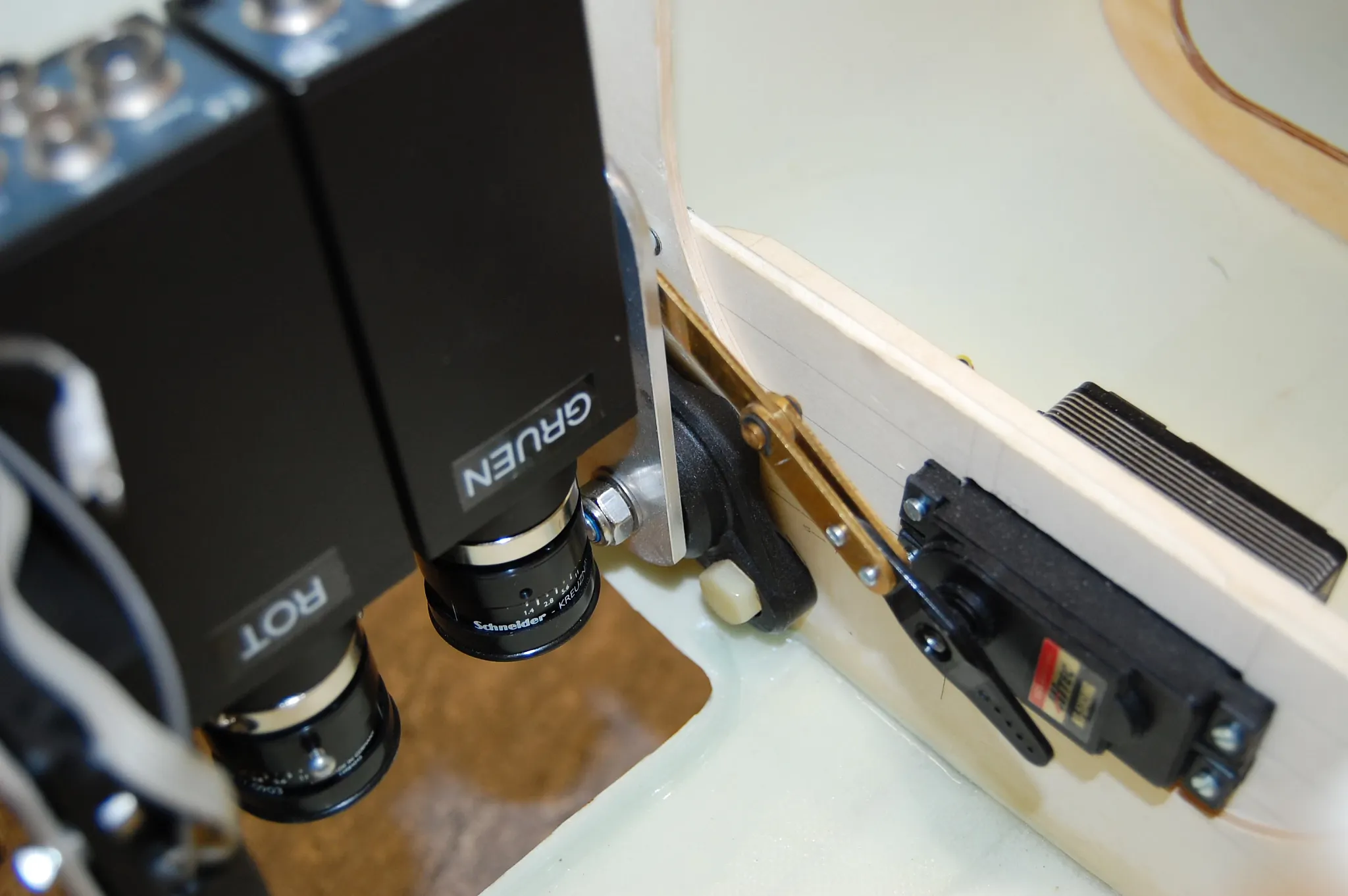 xiros® flanged ball bearings in model aircraft