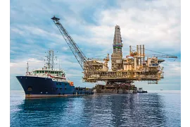 Buque y plataforma petrolífera