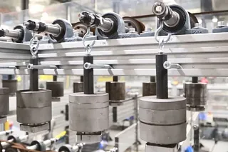 Pivot wear test rig for testing the pivoting wear rate for low loads