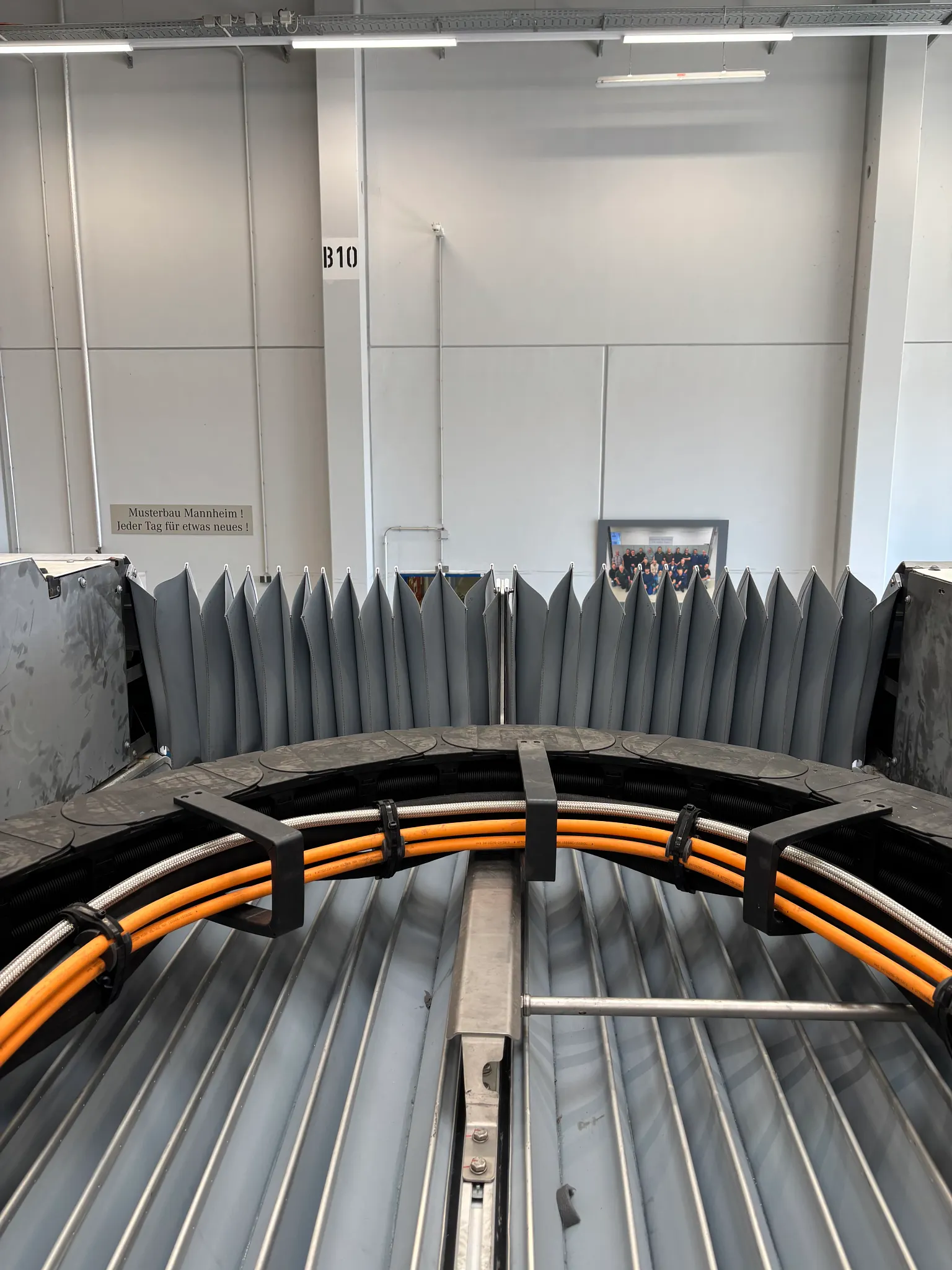 Seitlich liegende e-kette in der Gangway mit Bügeln in Nahaufnahme