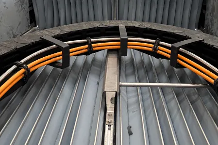 Seitlich liegende e-kette in der Gangway mit Bügeln in Nahaufnahme