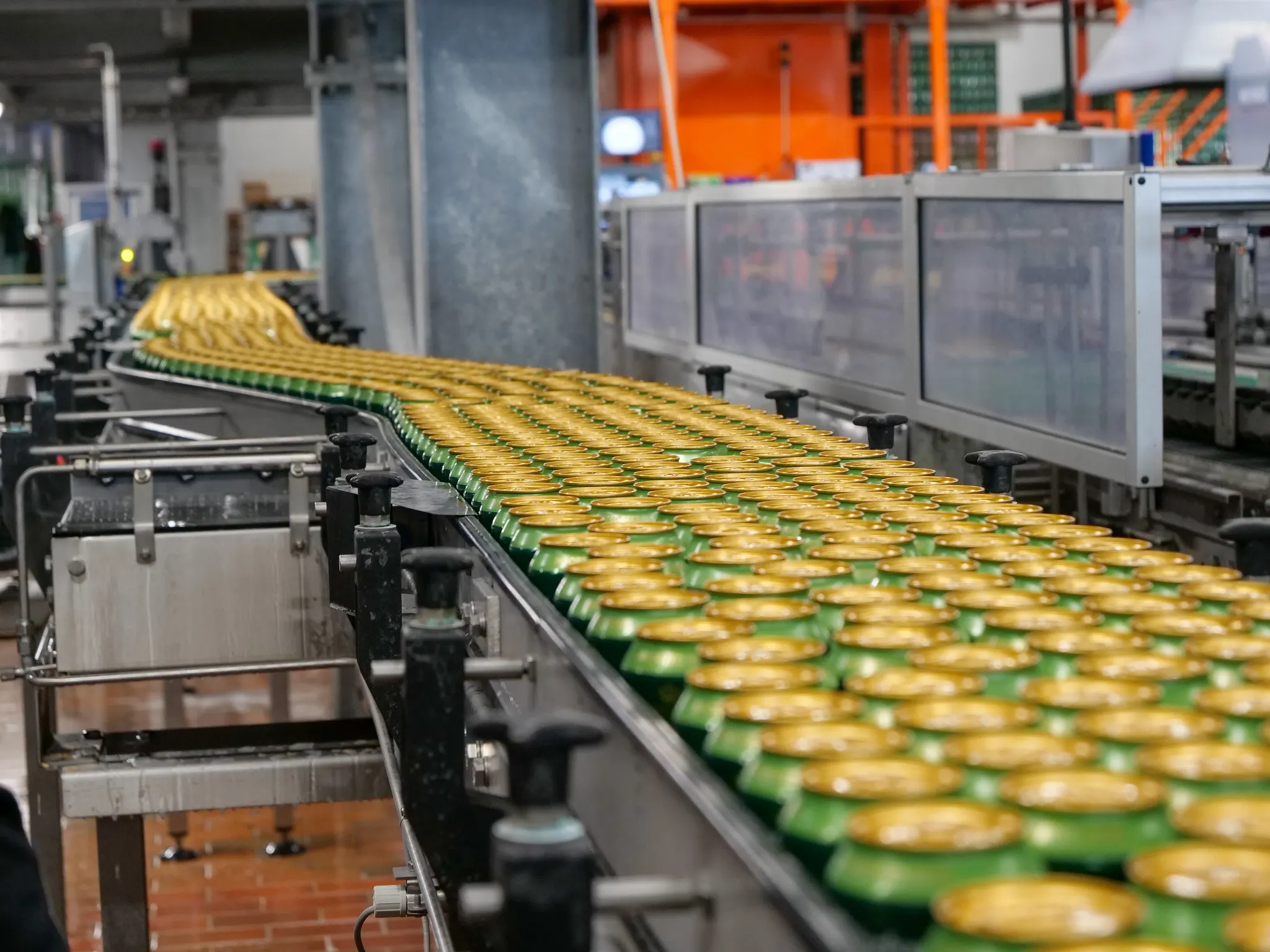 beverage conveyor line with product turner 