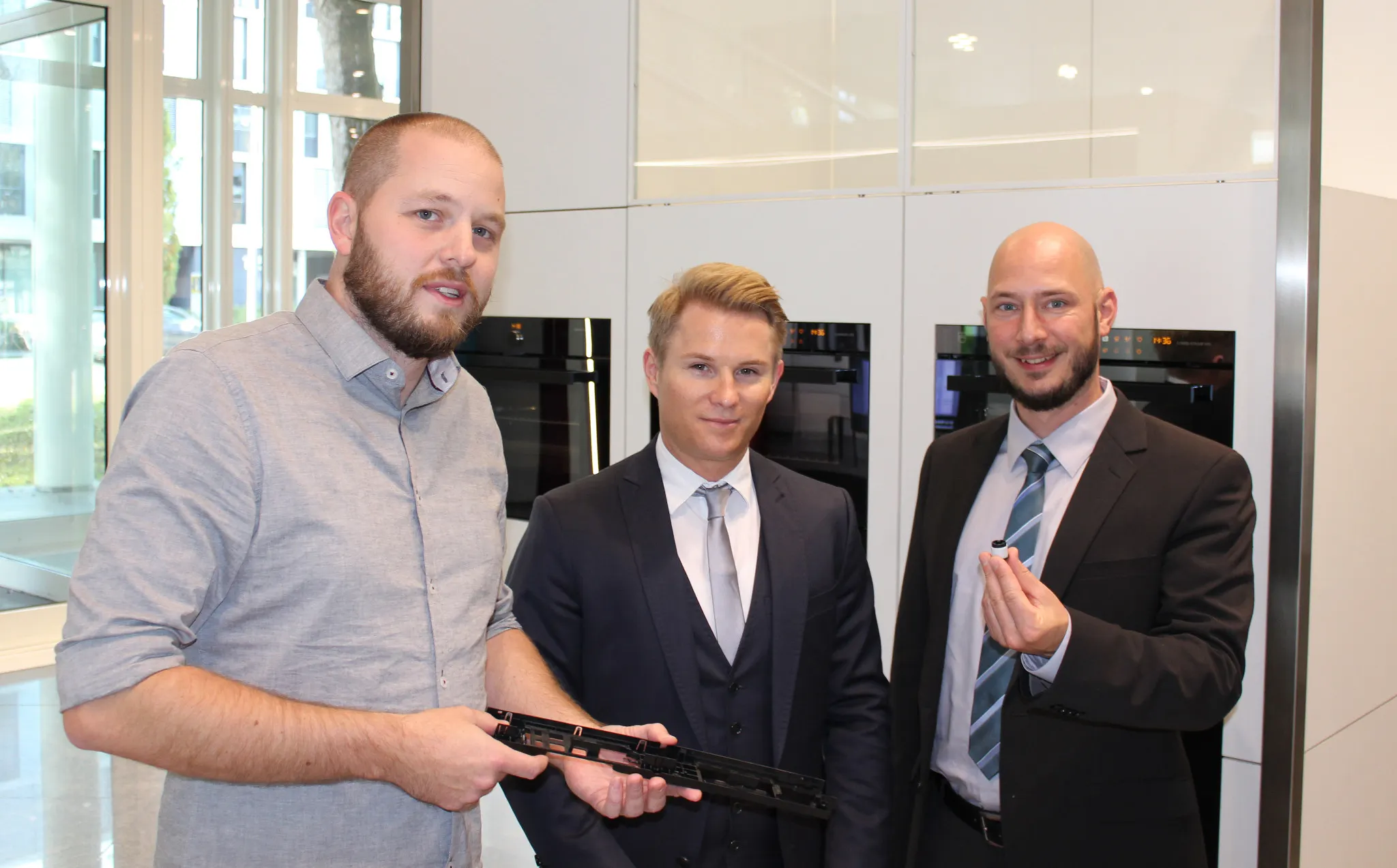 From left to right: Reto Märchy, Development and Design, V-Zug AG, Lutz Alof, CEO igus Switzerland, Axel Ebert, Technical Sales Consultant Region East, igus Switzerland.