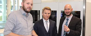 De gauche à droite : Reto Märchy, mise au point et construction, V-Zug AG, Lutz Alof, directeur général igus Suisse, Axel Ebert, technico-commercial région Est, igus Suisse.