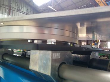 Castera - Welding station movable due to igus roller bearings