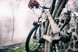 Mountainbike in de modder