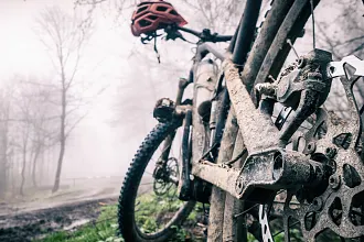 Sepeda gunung di lumpur