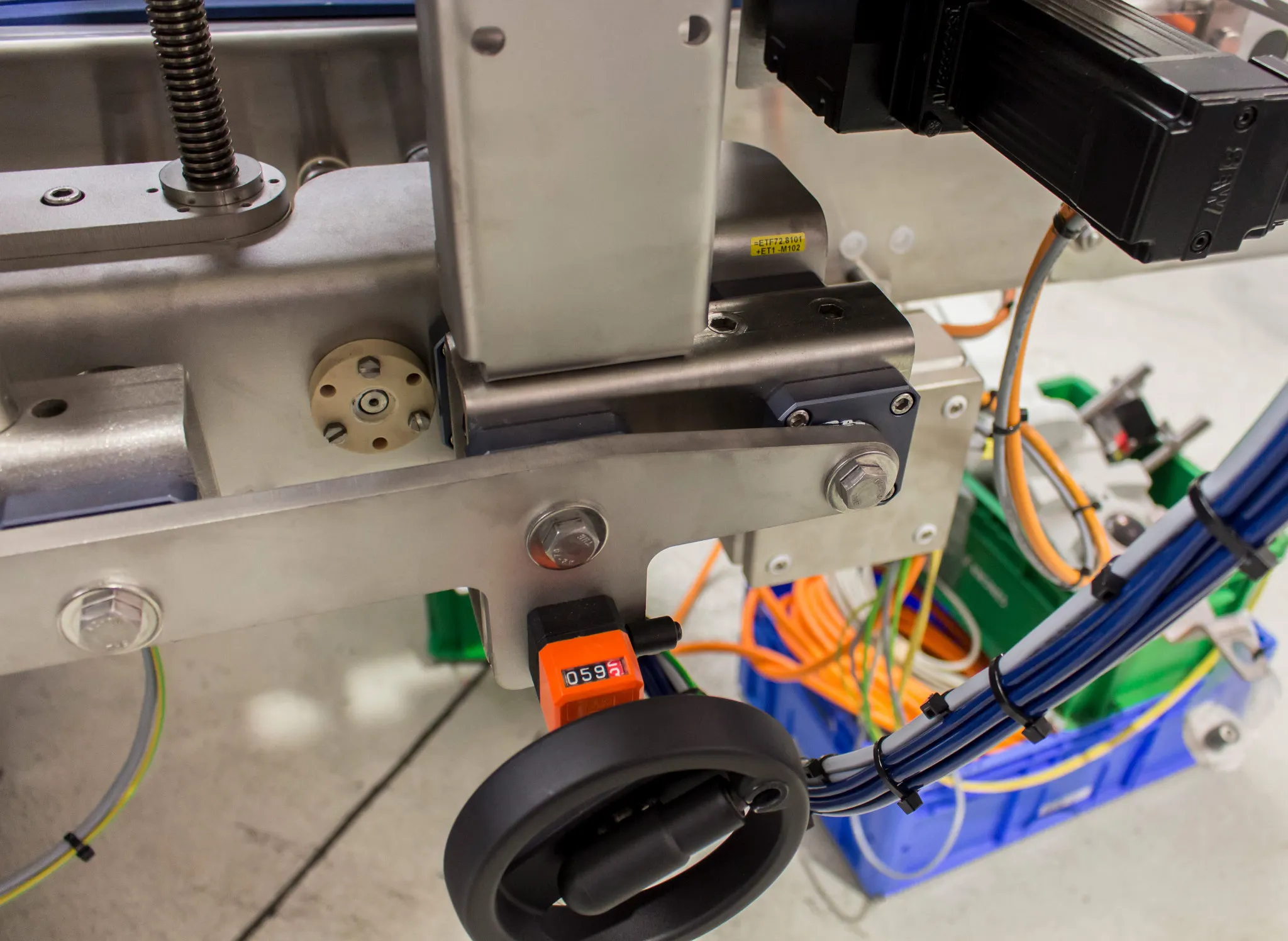 Transverse and height adjustment of pre-shrink unit