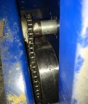 Lokalizacja wału napędowego utrudnia wymianę części.