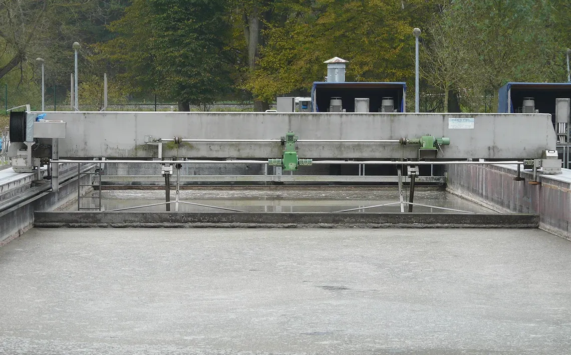Rascador en un tanque de sedimentación primario