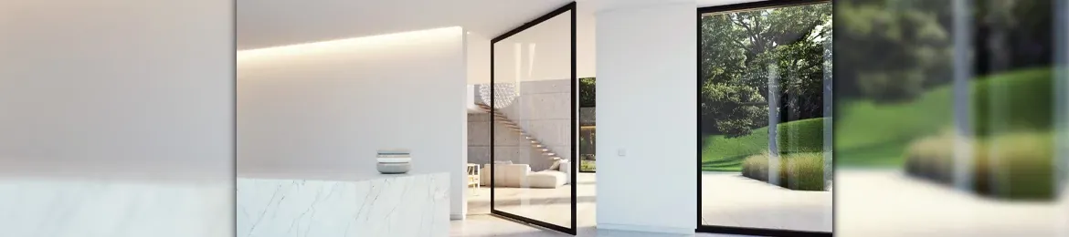 Scharnierende glazen deur