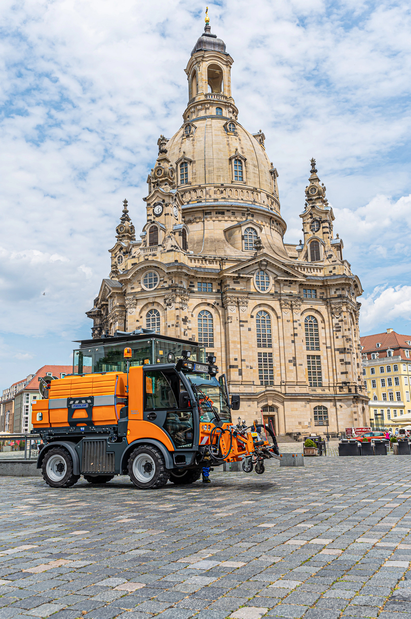High-pressure cleaner for municipal vehicles