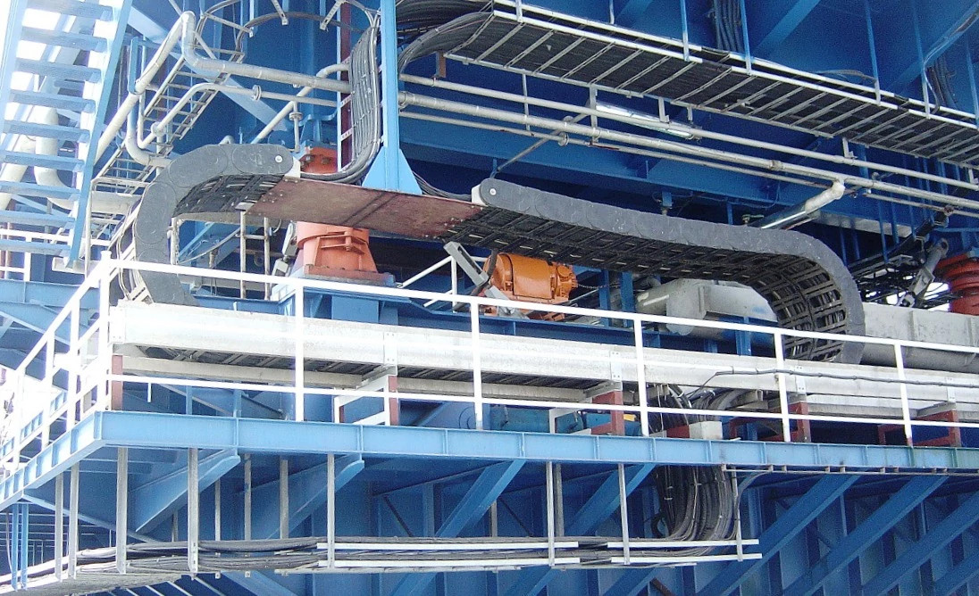 Cantilever energy chain