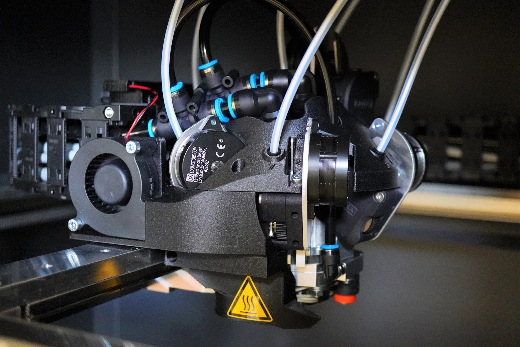 來自 Liqtra 的多噴嘴列印頭，搭配電子鏈條