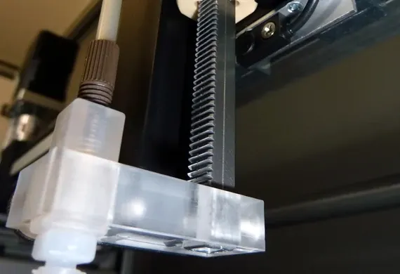 Modules linéaires à entraînement à crémaillère drylin GRQ dans une installation de soutirage