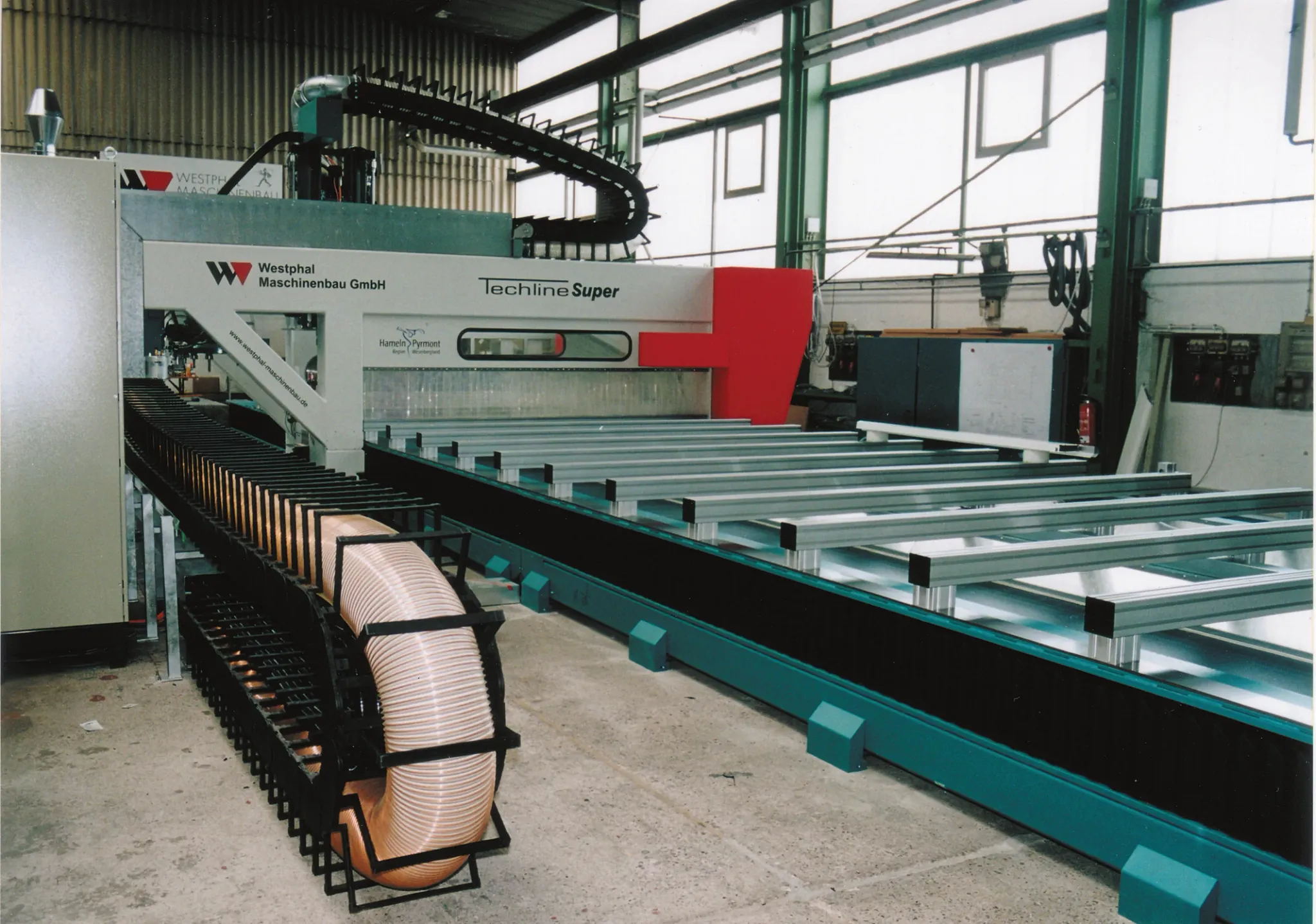 e-chains® with extender crossbars in wood and sandwich processing