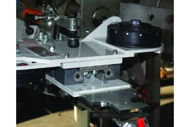 Flexible linear guide system for automatic welding cap changer