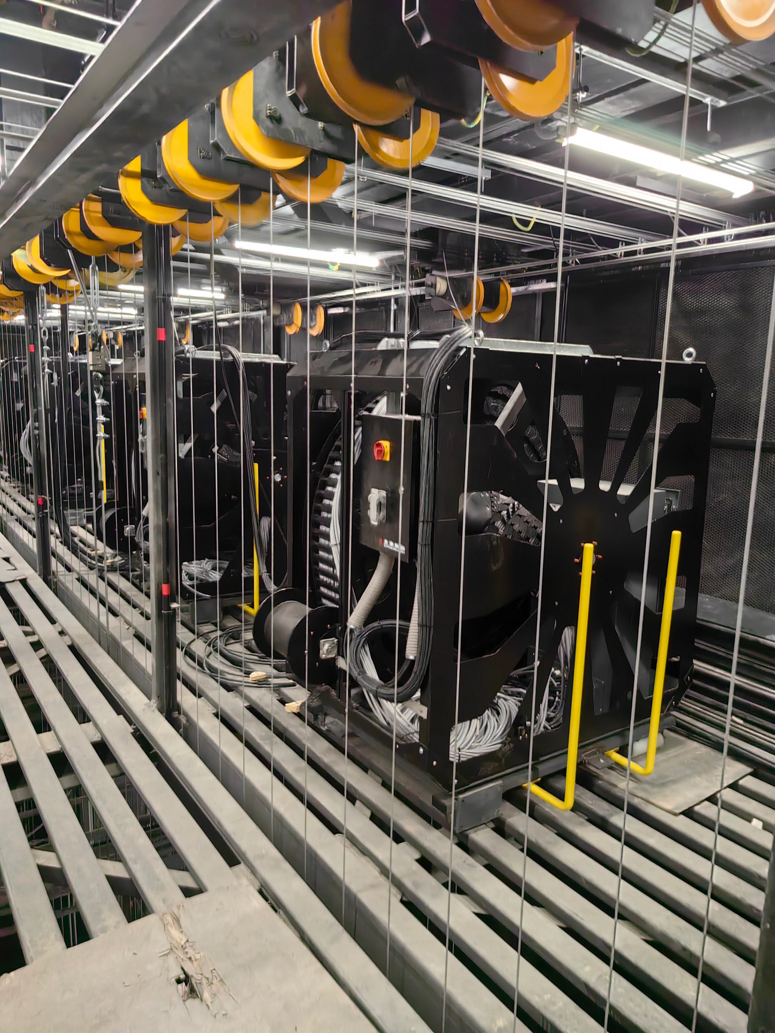 Stage rigging equipment