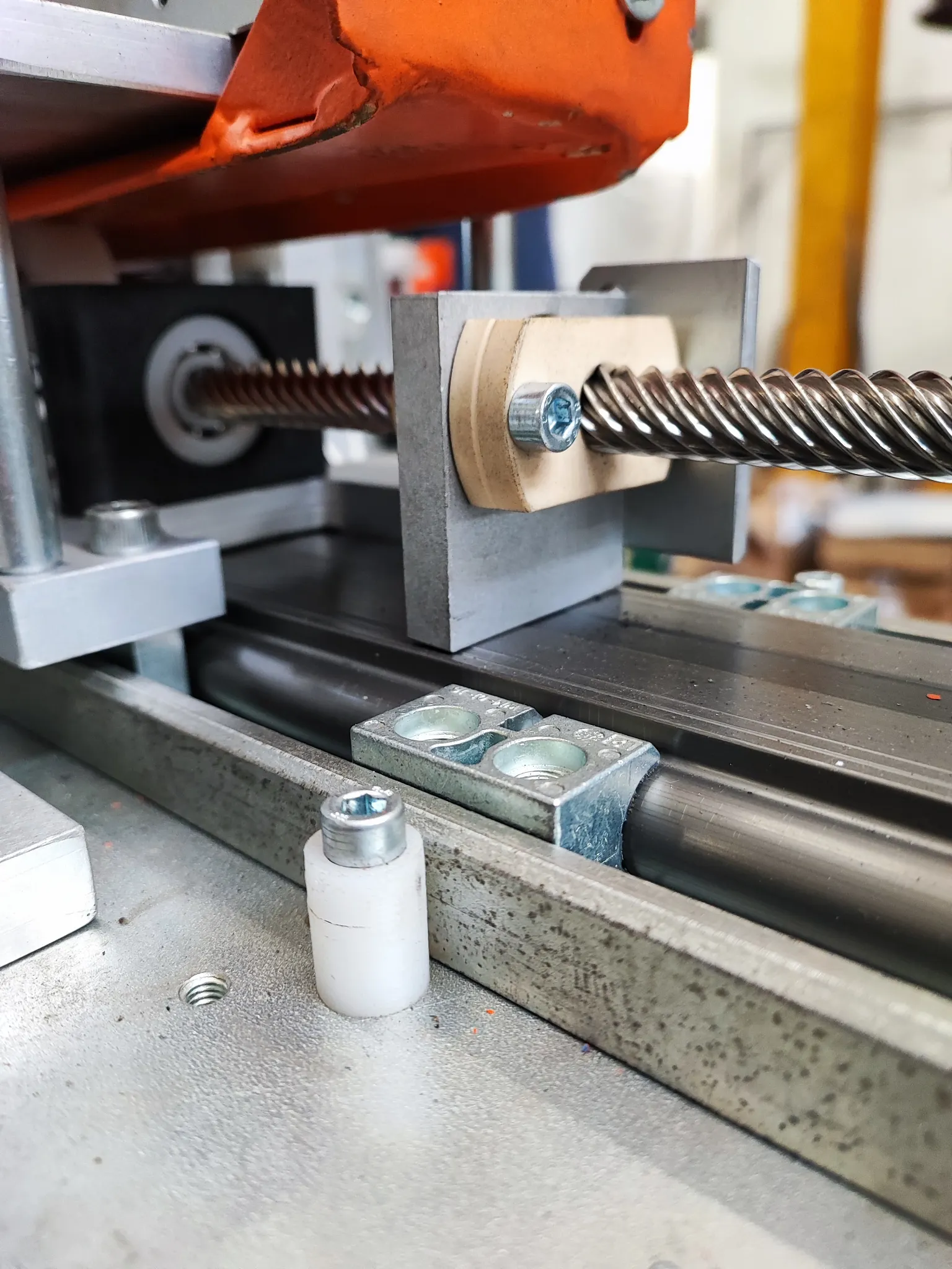 Stroj na výrobu překližkových krabic