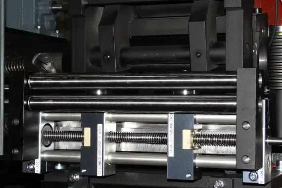 La guía lineal drylin R, montada en guía lateral. El entorno es especialmente agresivo por la suciedad y el goteo de aceite.