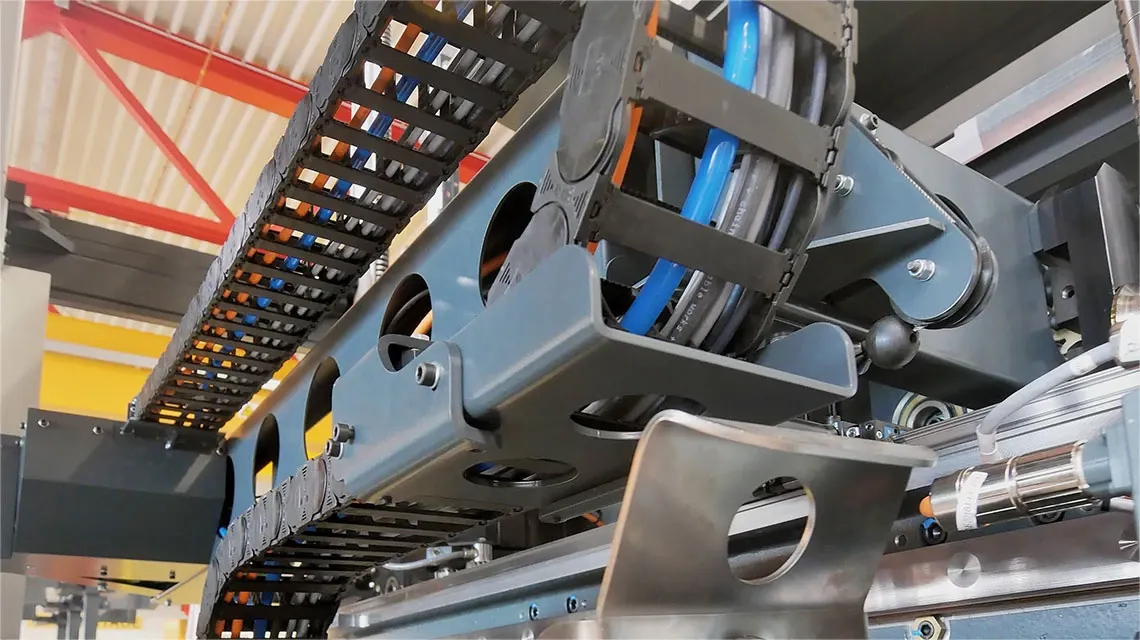 Chaînes porte-câbles pour un centre d'usinage à portique