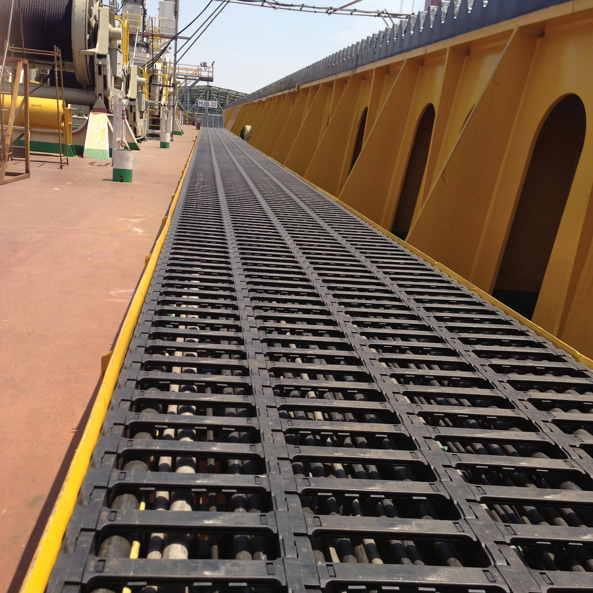 Sheerleg crane energy chain