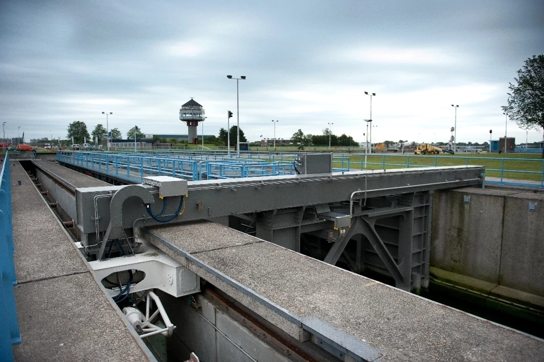 Electric sluice gate