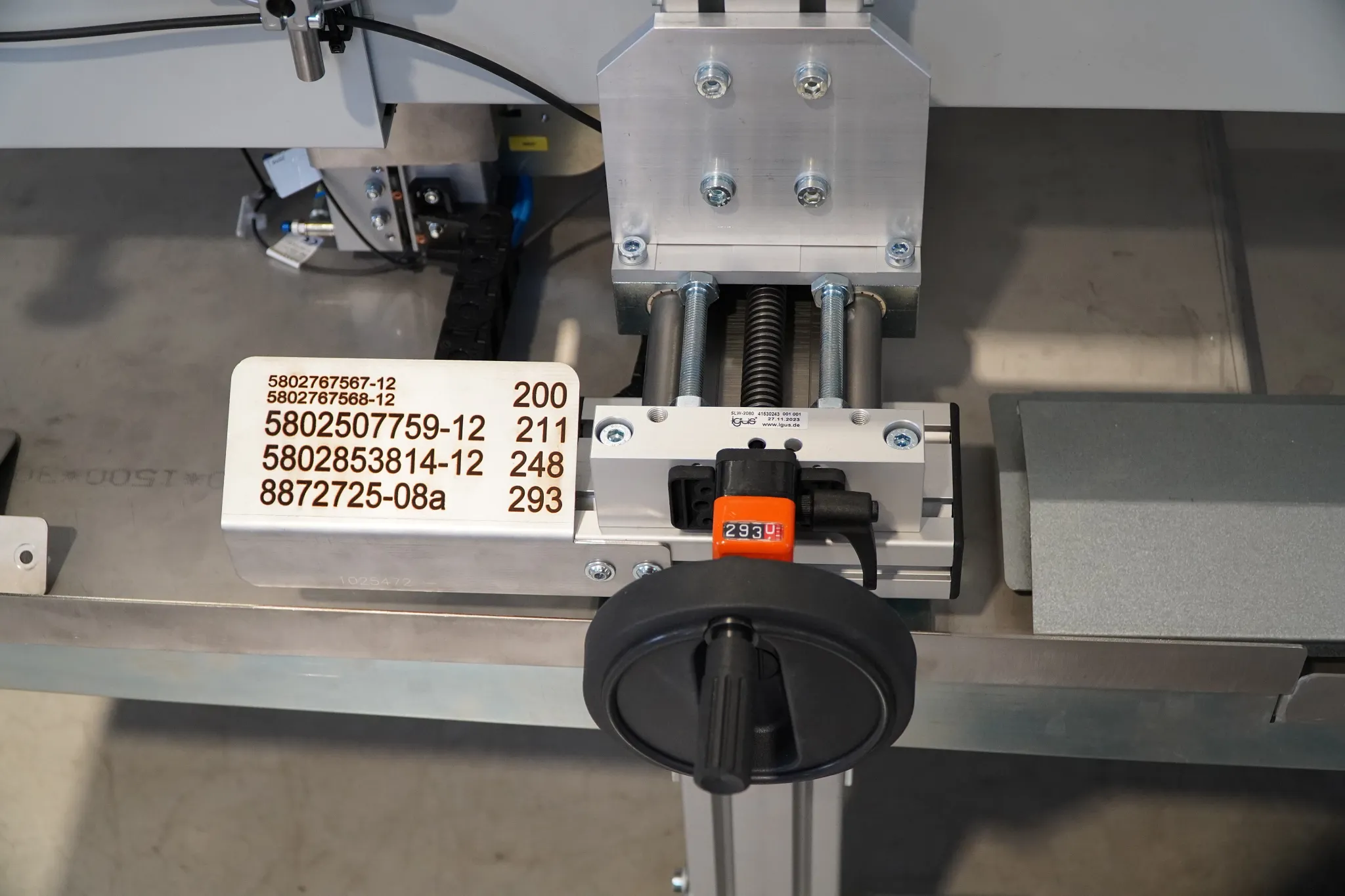 Accumulating roller chain conveyor system from Broich Systemtechnik