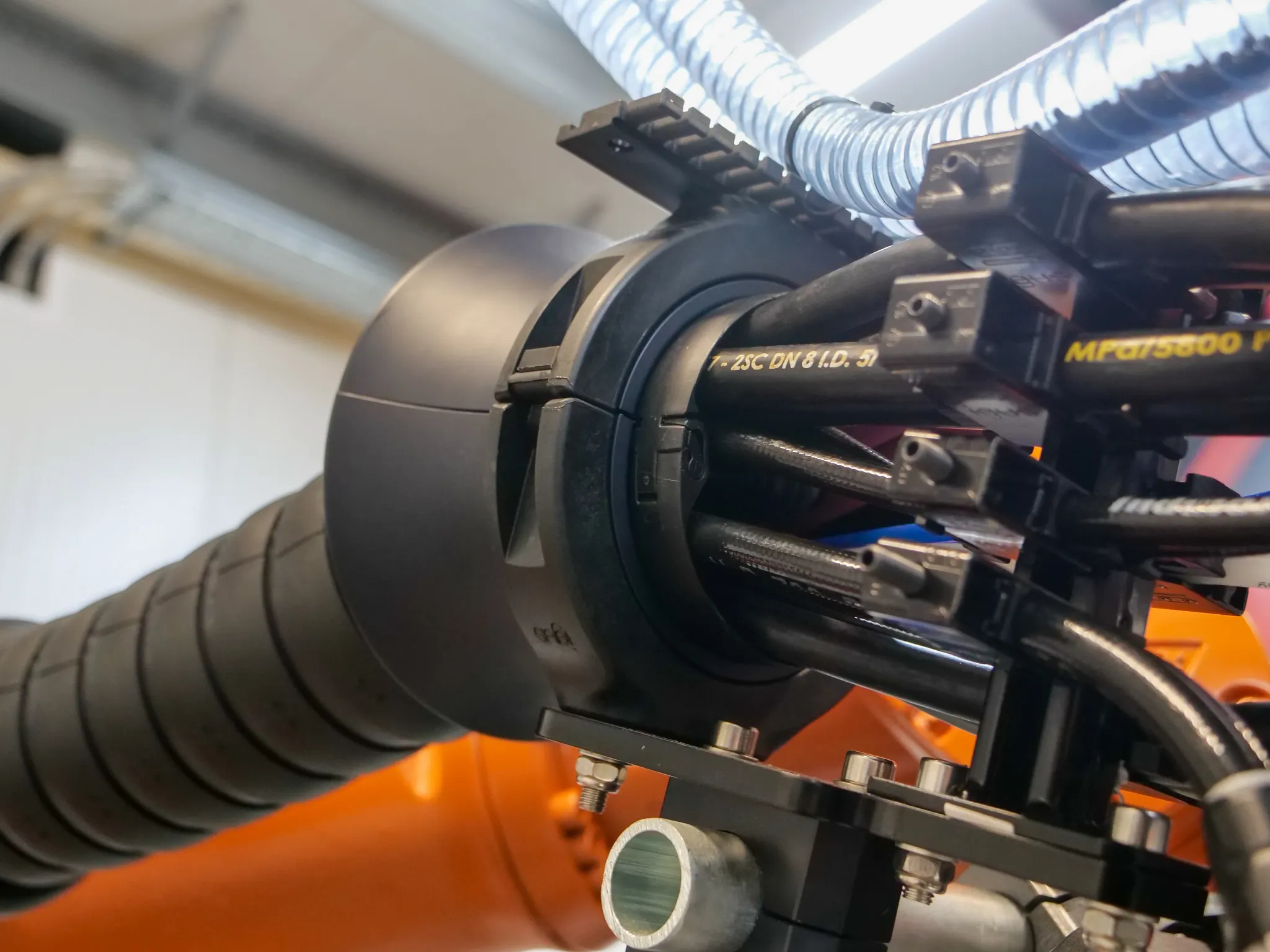 Heavy-duty connection with radius support and CFX clamps