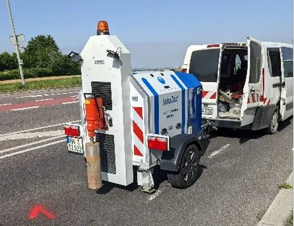 Carotteuse routière pour le prélèvement de carottes de chaussée faisant appel à une force élevée