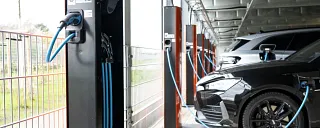 Autos in Garage, die an e-tract E-Ladesäulen angeschlossen sind