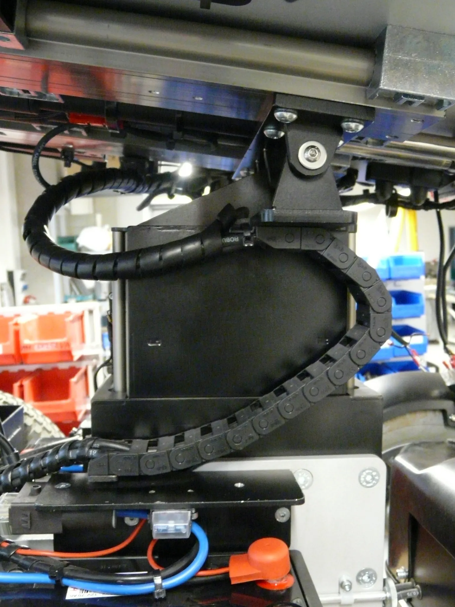 Alimentation en énergie des composants de la chaise électrique grâce aux chaînes électroniques