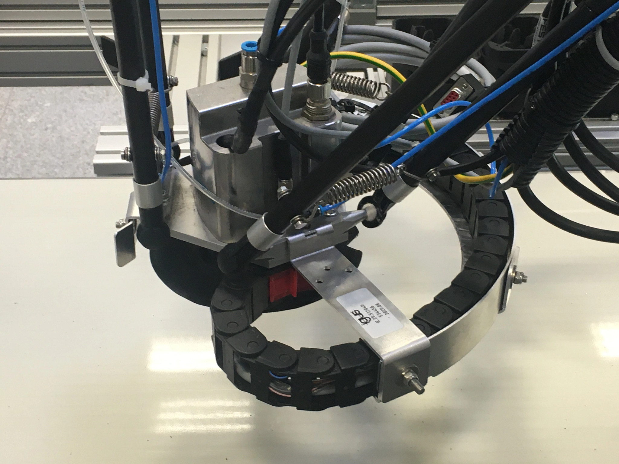 Rotation module with energy chain on the gripper