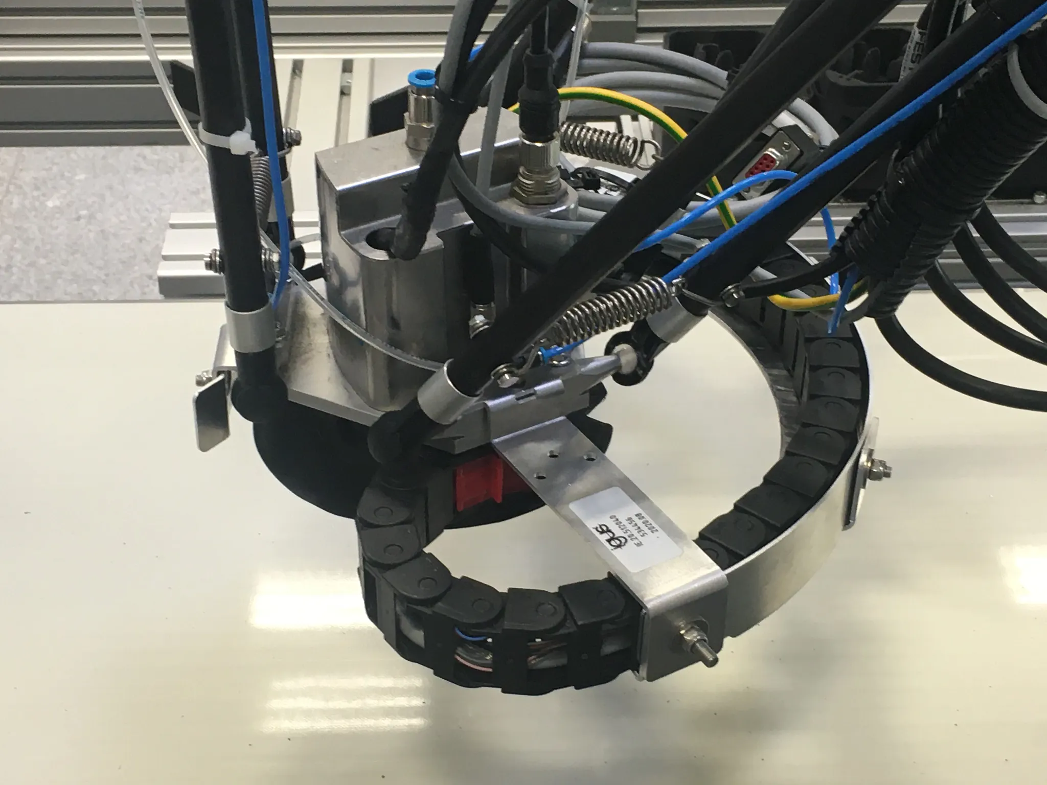 그리퍼에 에너지 체인이 있는 회전 모듈