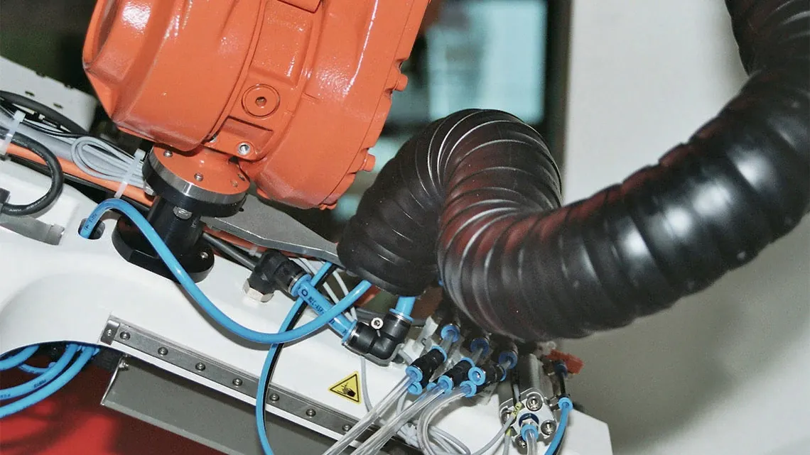 Plug connections in energy chain