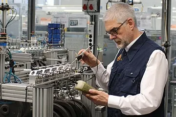 Dr.-Ing. Ralf Selzer im Gleitlager-Testlabor