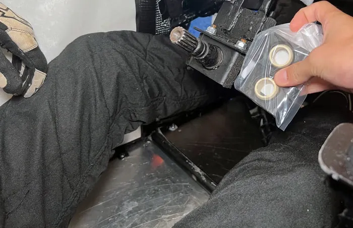 操舵装置（ステアリング）の軸のサポートとして使われているイグスのピローブロックベアリング