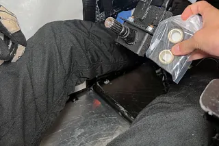 操舵装置(ステアリング)の軸のサポートとして使われているイグスのピローブロックベアリング