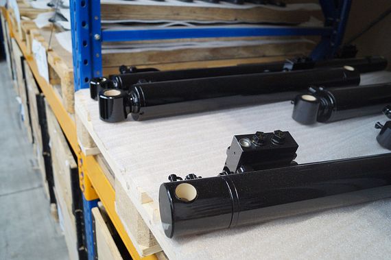 Chapel Group hydraulic cylinder with iglidur plain bearings