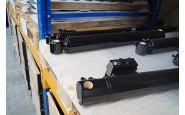 Chapel Group hydraulic cylinder with iglidur plain bearings