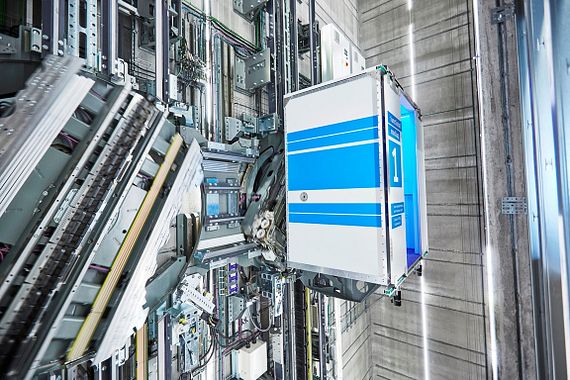 L'X-Changer può spostare la cabina del MULTI in varie direzioni, consentendo collegamenti del tutto nuovi negli ascensori e anche tra edifici diversi. Fonte: © thyssenkrupp Steel Europe