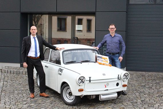 Zu Besuch bei Trabantwelt.de in Zwickau: Geschäftsführer Frank Hofmann (rechts) und Kevin Buettner, technischer Verkaufsberater bei igus (links).