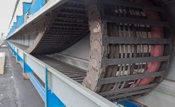 Sistema de esteira porta cabos na usina de linhite Tušimice