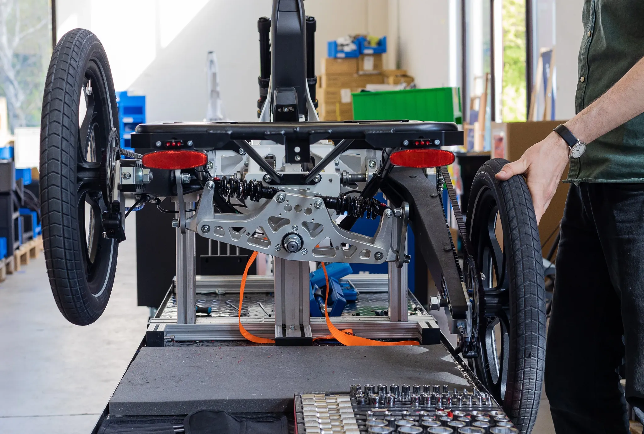 Demostración de la exclusiva tecnología de inclinación dinámica (DTT), que garantiza una experiencia de conducción extraordinaria y mantiene equilibrada la zona de carga (Fuente: GLEAM)