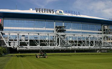 Belysningsanlæg på plænen i VELTINS Arena