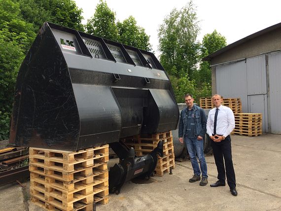 This 8.5m3 high-tip bucket is also equipped with iglidur bearings. On the left in the picture: Dipl.-Ing. / Design engineer Sven Gasterstädt from L&K, on the right: technical igus sales consultant Kevin Büttner.