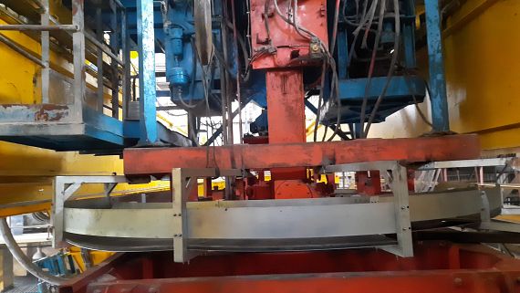 Reverse Bend Radius rotating energy supply in a rotary crane