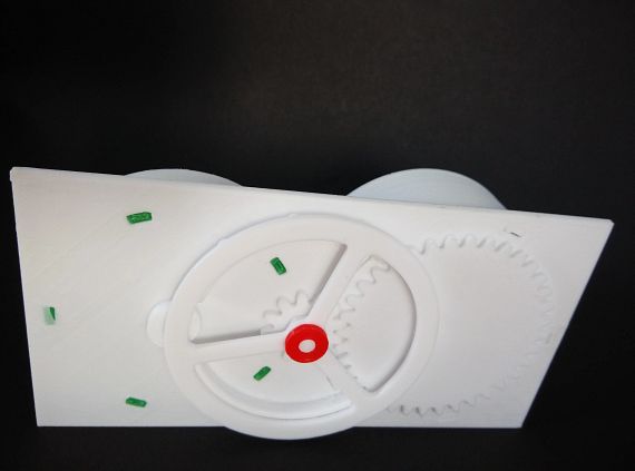 Le mouvement d'horlogerie mécanique de dos : tout à gauche, la roue profilée dont la courbe de profil doit être déterminée avec précision