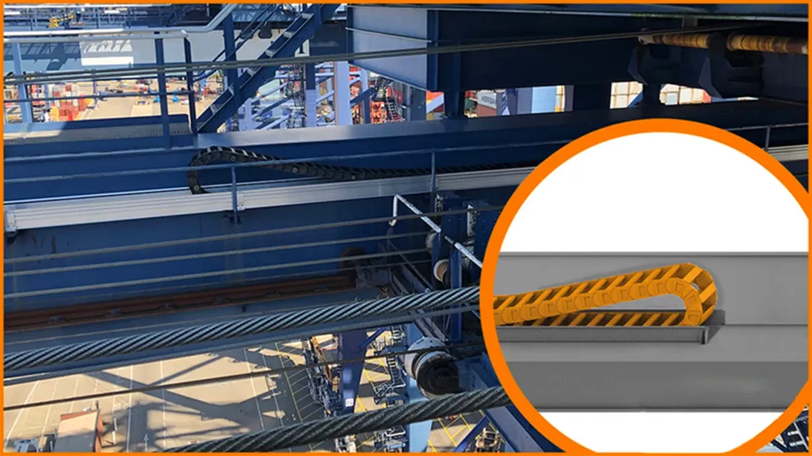 Instalación de la cadena portacables en el lateral de la viga de la grúa