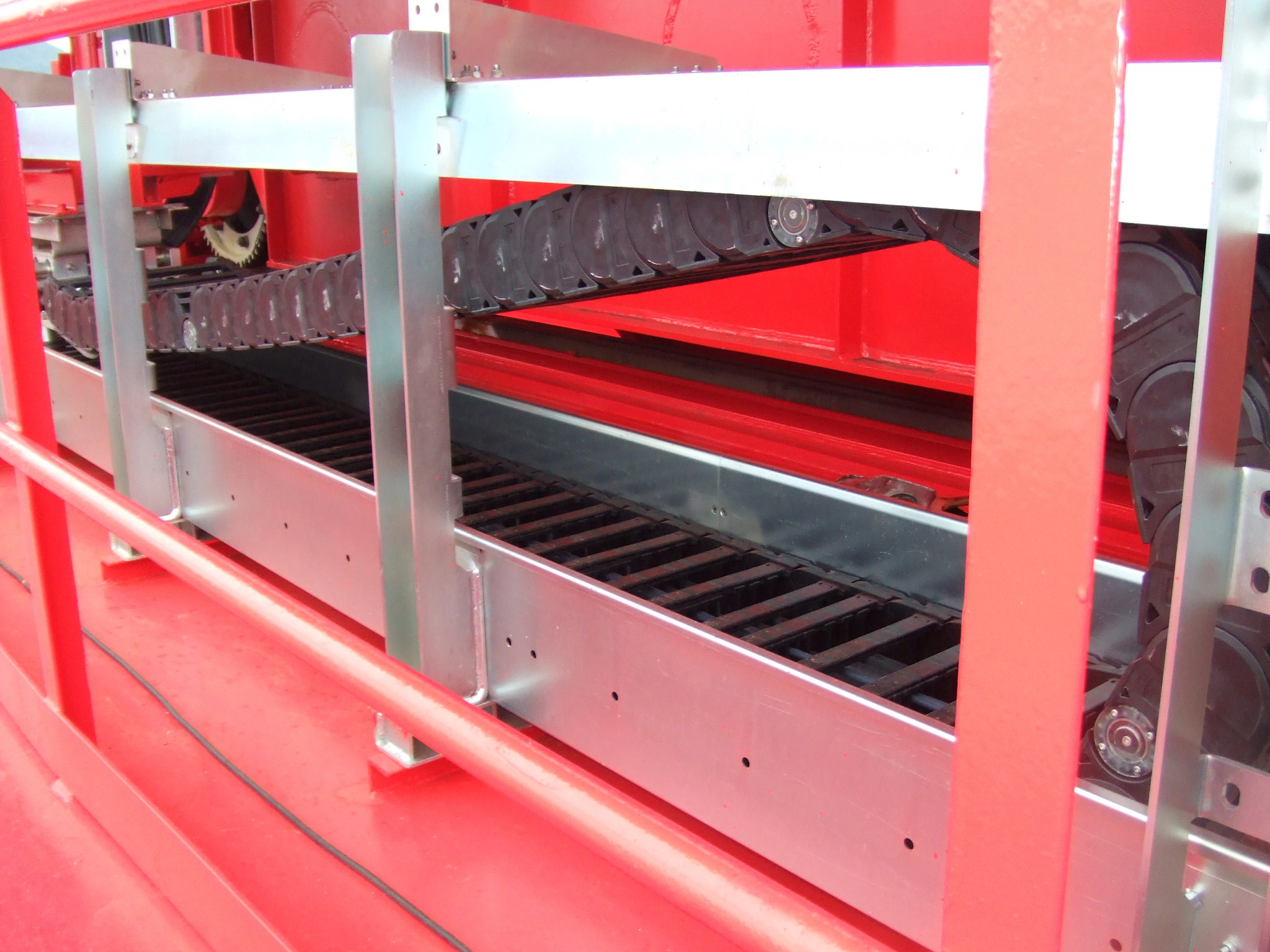 Goliath shipyard crane with roller energy chain